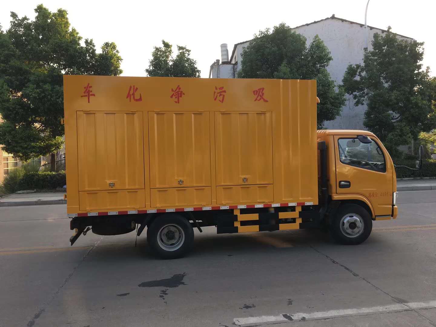 東風小多利卡吸污淨化車